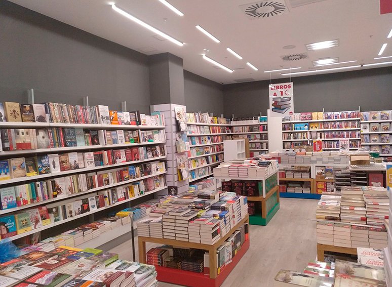 Librería en Centro Comercial Madrid Río 2